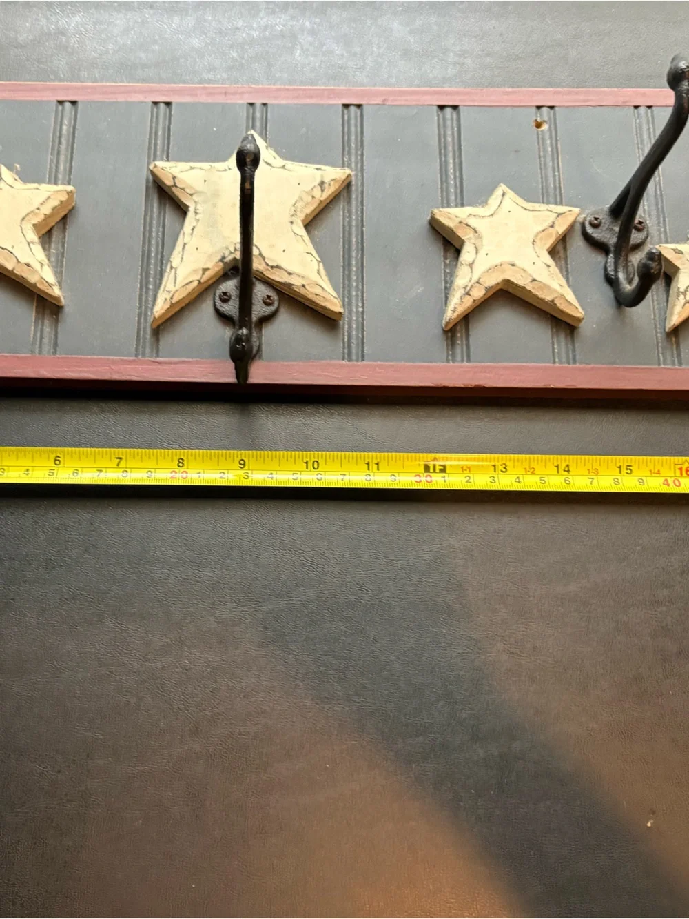 Farmhouse Star Wall Hook Rack in Beige and Black -